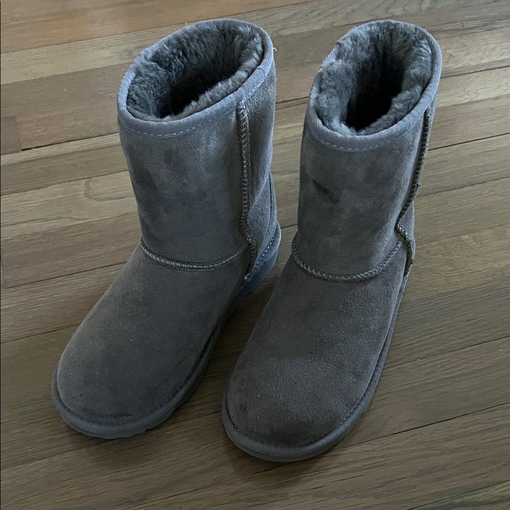 100% Authentic UGG Classic 2 Gray Sheepskin Boots Size 4 Unisex